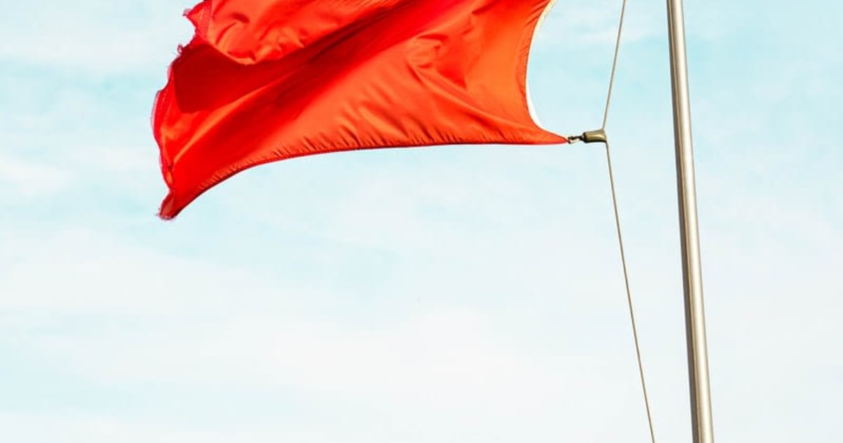 Flamuj të mëdhenj të kuq që tregojnë mashtrime të kazinove në internet