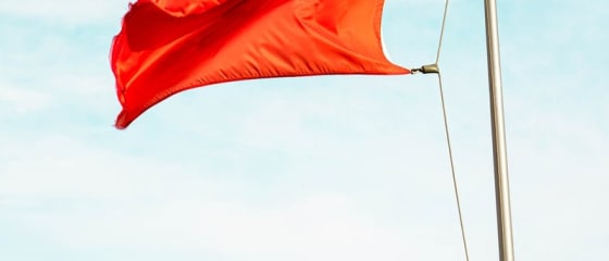 Flamuj të mëdhenj të kuq që tregojnë mashtrime të kazinove në internet